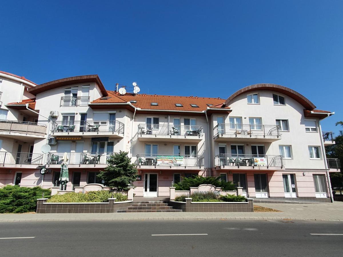 Relax Wellness Manzard Hajdúszoboszló Apartamento Exterior foto